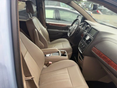 2016 Chrysler Town & Country LX