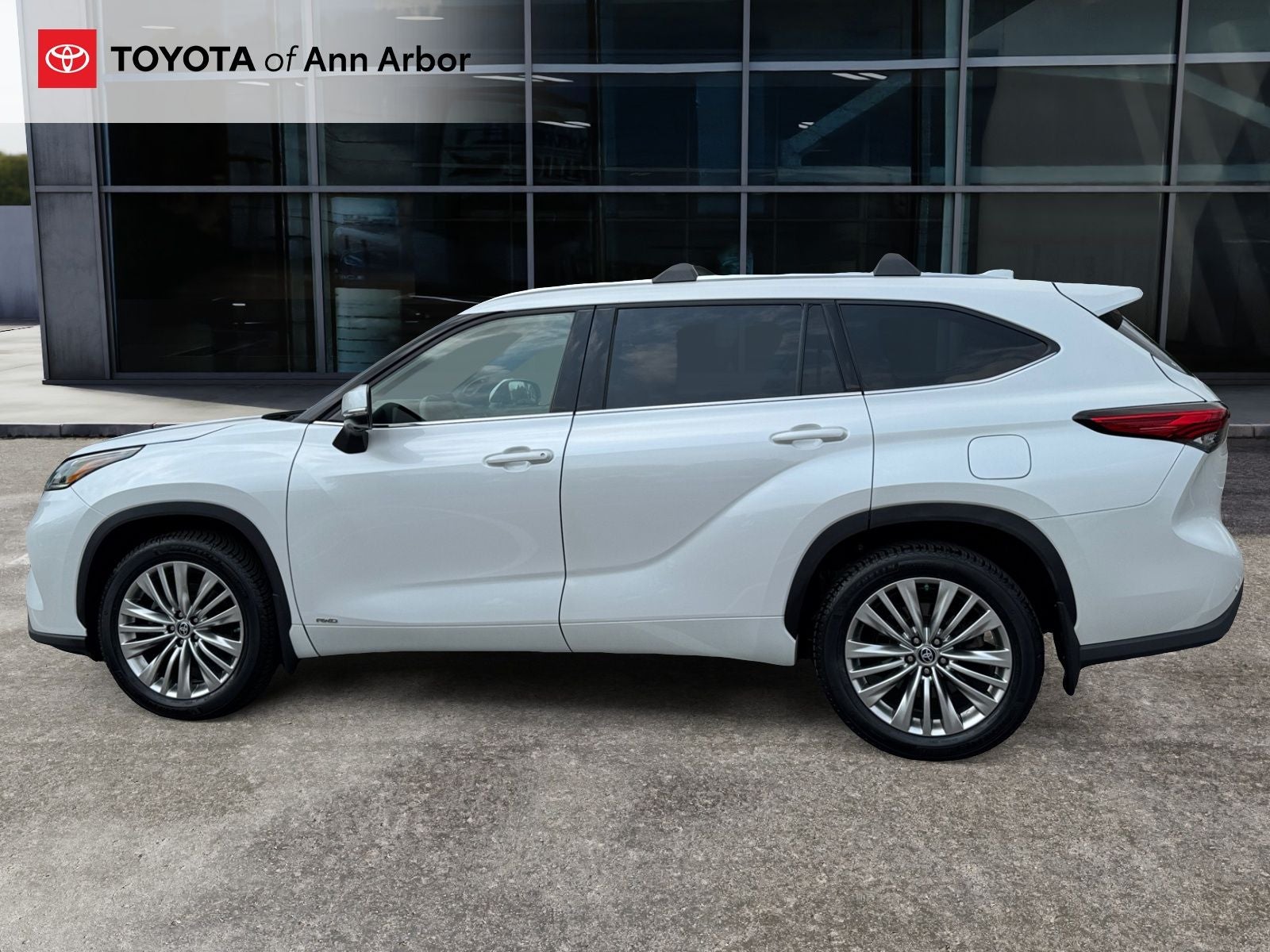 2023 Toyota Highlander Hybrid Platinum