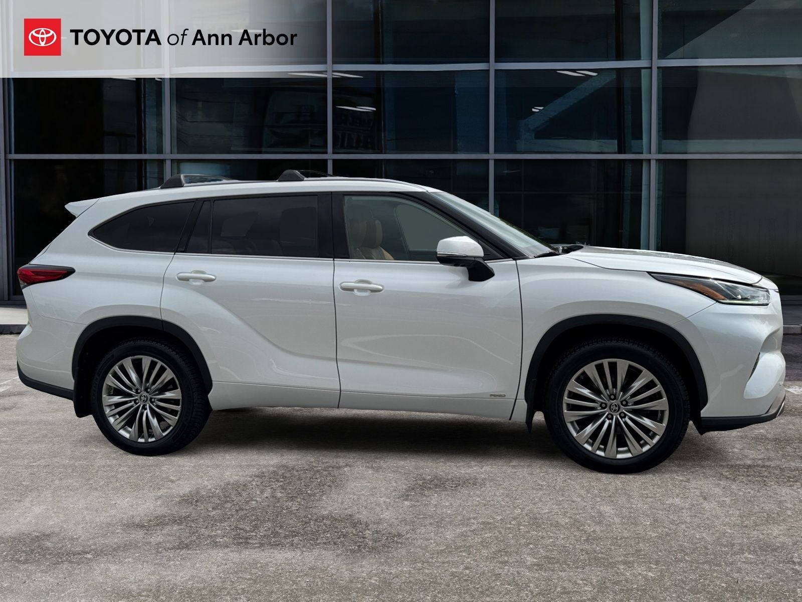 2023 Toyota Highlander Hybrid Platinum