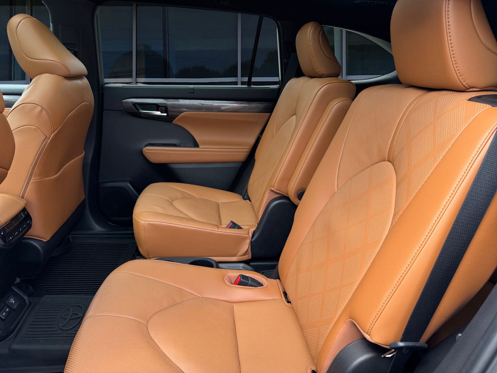 2023 Toyota Highlander Hybrid Platinum