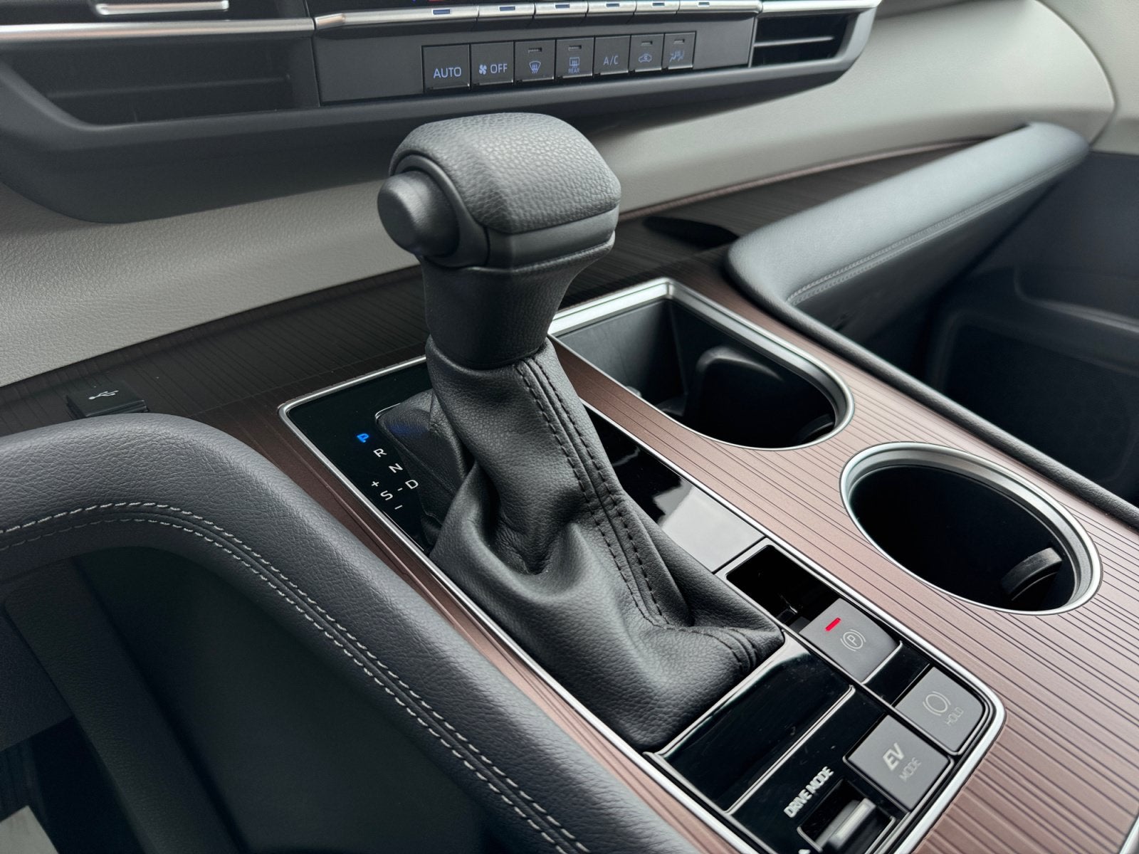 2024 Toyota Sienna LE 8 Passenger