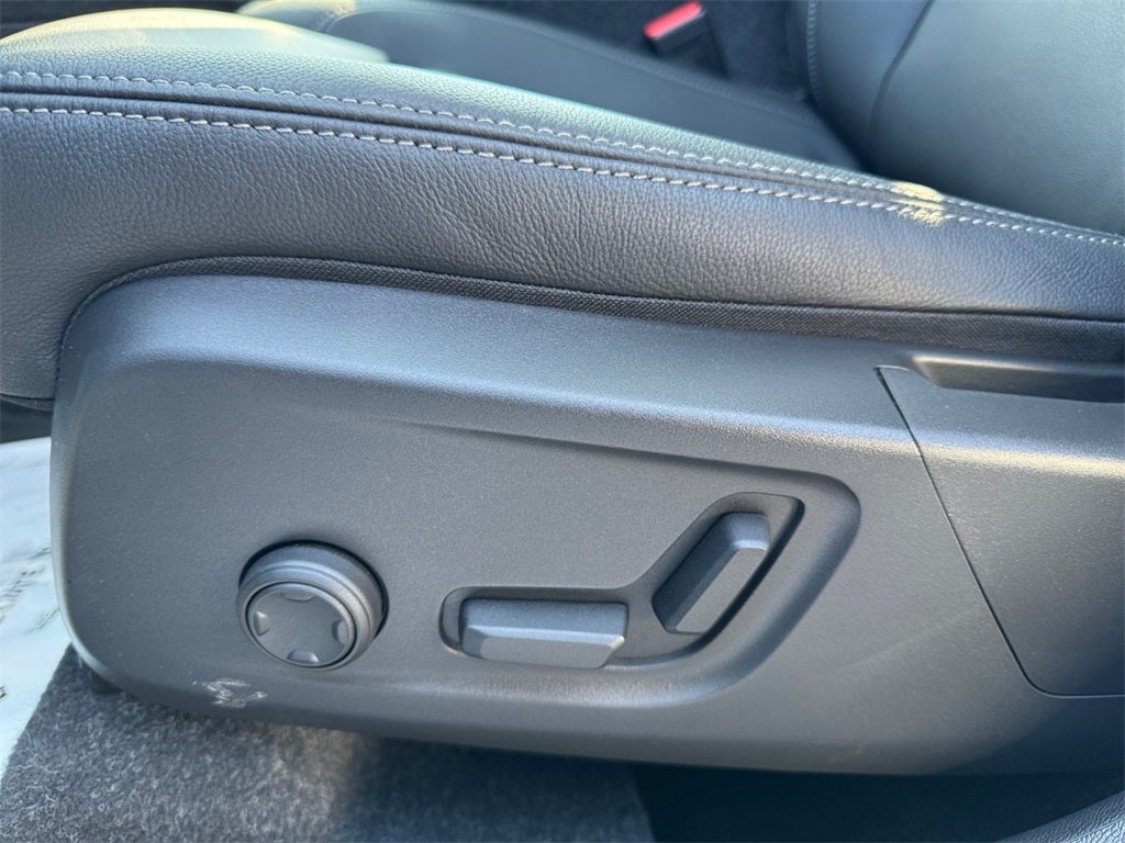 2025 Volvo XC40 B5 Plus Dark Theme *LIFETIME POWERTRAIN*