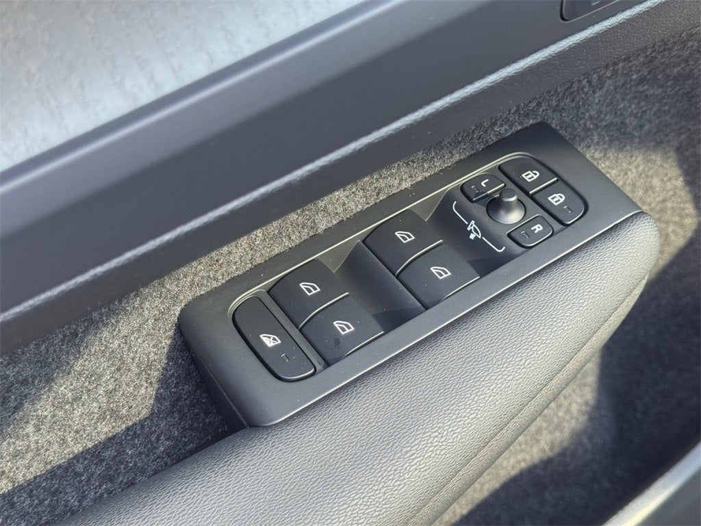 2025 Volvo XC40 B5 Plus Dark Theme *LIFETIME POWERTRAIN*