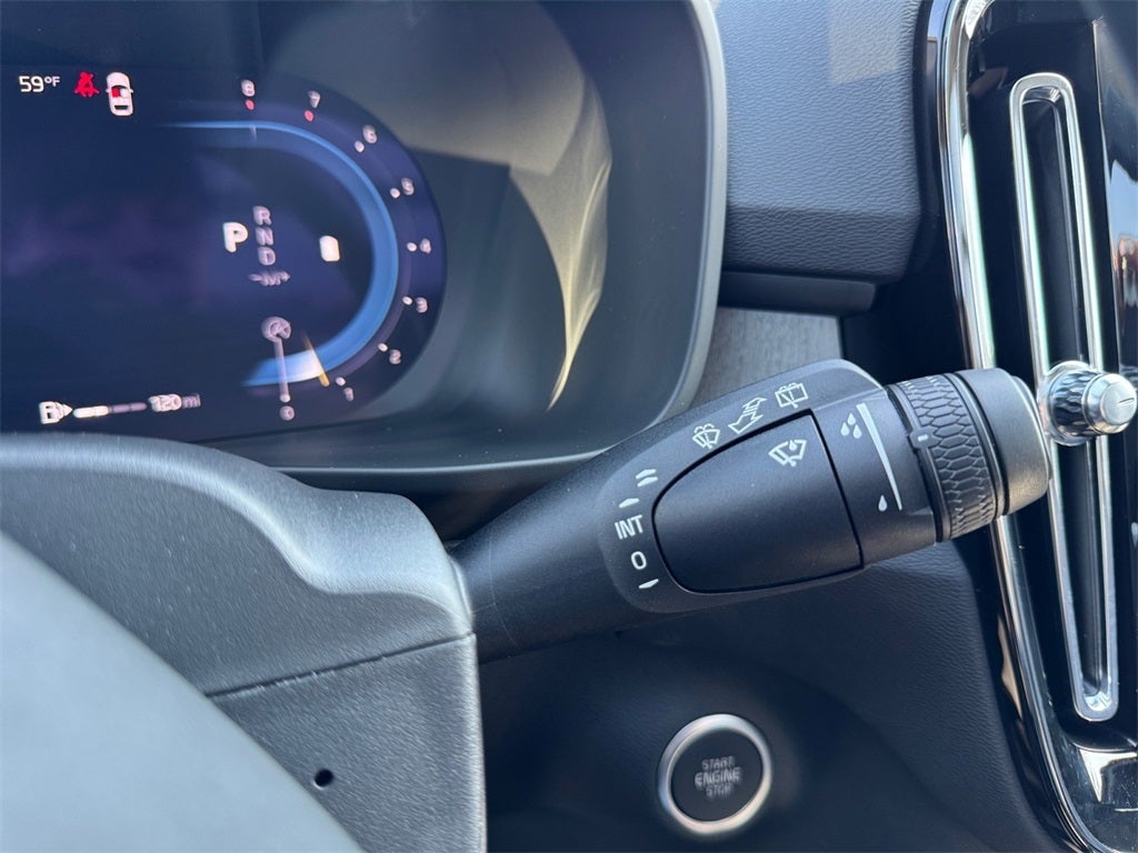 2025 Volvo XC40 B5 Plus Dark Theme *LIFETIME POWERTRAIN*