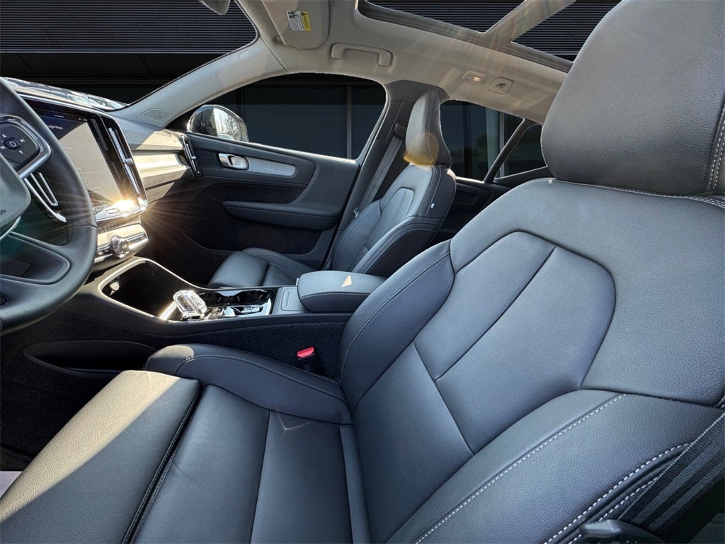 2025 Volvo XC40 B5 Plus Dark Theme *LIFETIME POWERTRAIN*