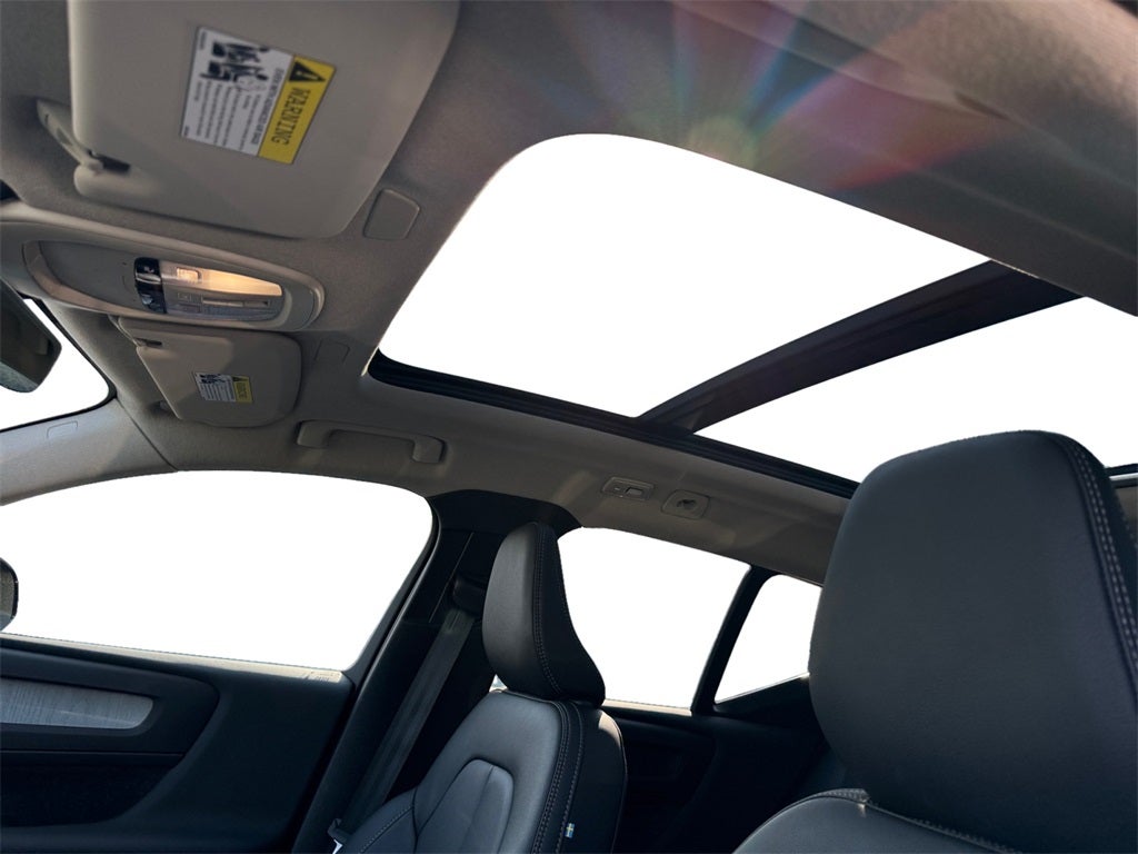 2025 Volvo XC40 B5 Plus Dark Theme *LIFETIME POWERTRAIN*