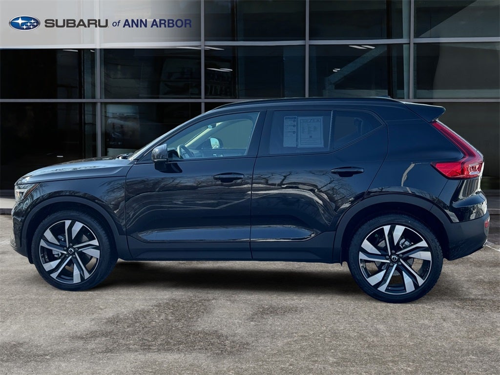 2025 Volvo XC40 B5 Plus Dark Theme *LIFETIME POWERTRAIN*