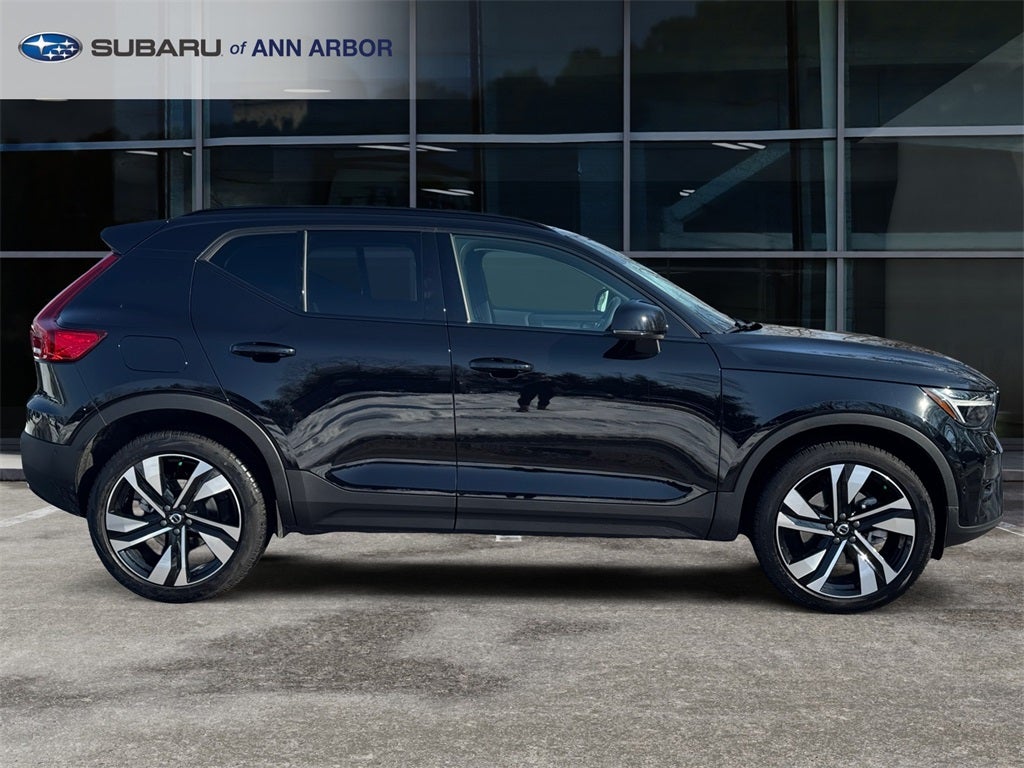 2025 Volvo XC40 B5 Plus Dark Theme *LIFETIME POWERTRAIN*