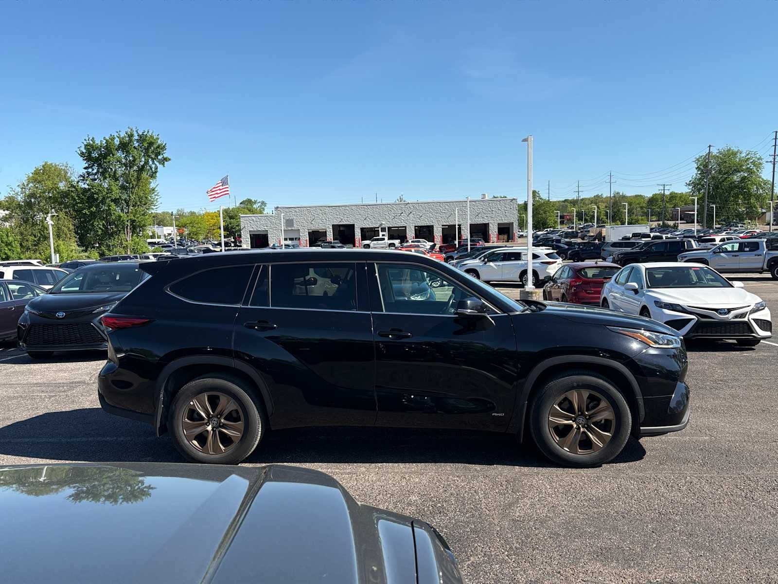 2022 Toyota Highlander Hybrid Bronze Edition