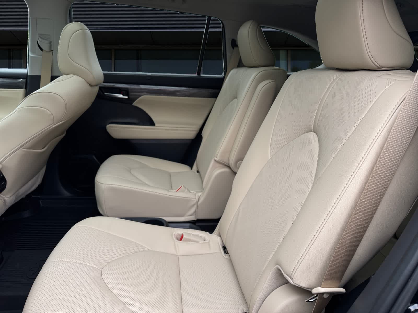 2024 Toyota Highlander Hybrid Platinum