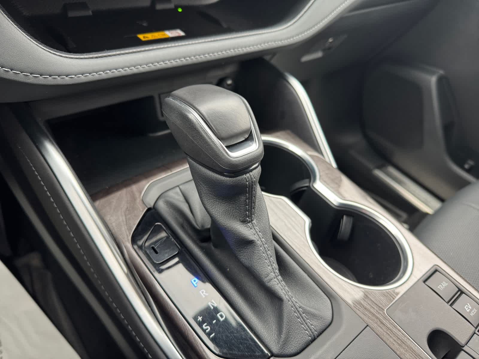 2025 Toyota Highlander Hybrid Platinum