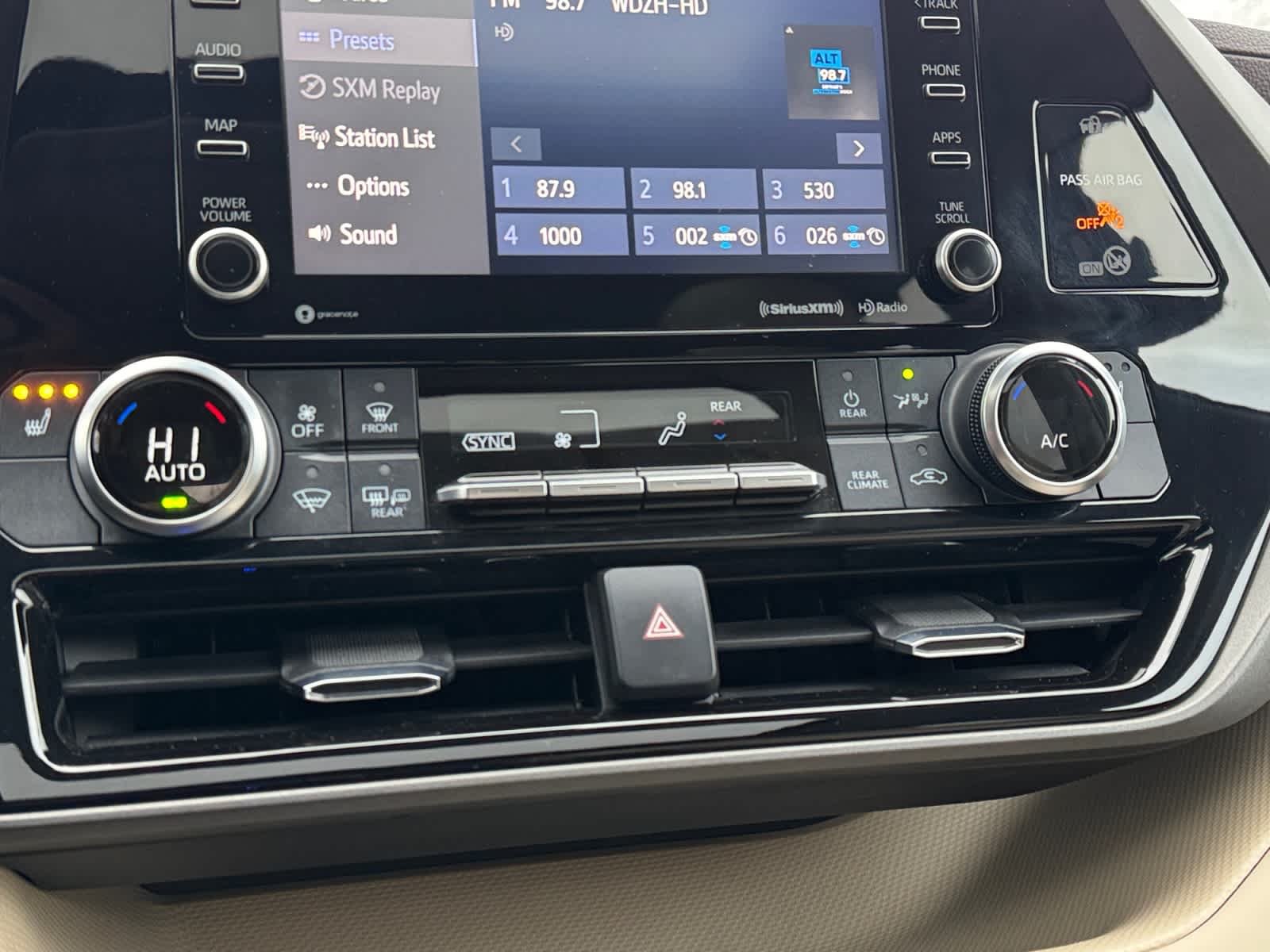 2022 Toyota Highlander Hybrid XLE