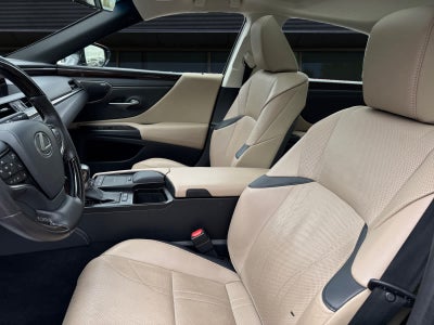 2019 Lexus ES 300h Luxury